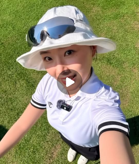 화이트 버킷햇과 포인트 라인 카라 셔츠를 착용한 강소율 프로