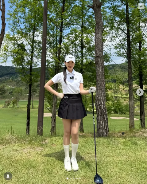 골프장에서 카메라를 바라보는 강소율 프로의 실제 사진